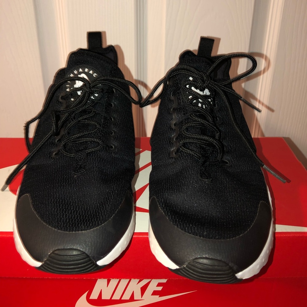 Black Nike Huaraches Woman Size 7